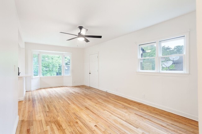 Building Photo - Beautiful Newly Renovated 2/1 w/ Large Fen...