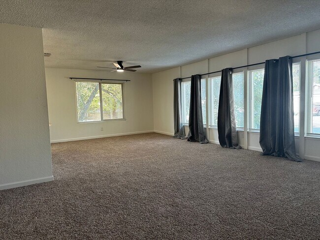 Foto del edificio - Spacious 4-Bedroom Home with Finished Basement & Large Backyard!
