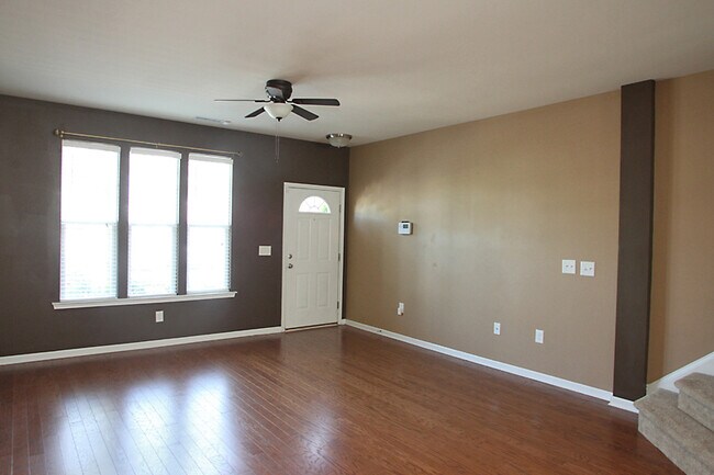 Foto del edificio - Beautiful Two Bedroom Townhome in Convenie...