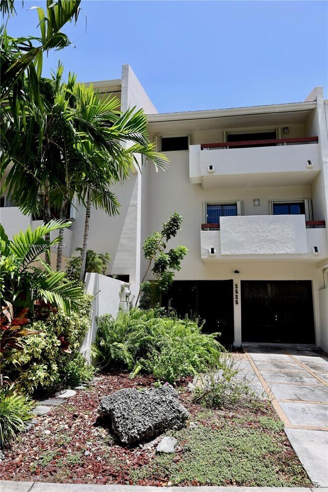 Foto del edificio - 2525 NE 135th St
