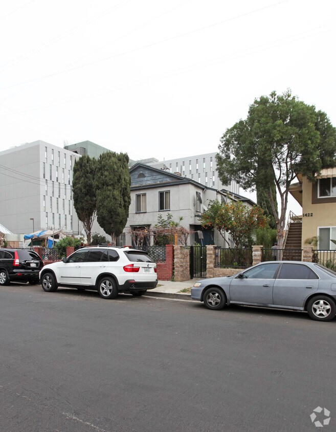 Primary Photo - 1428 N Kenmore Ave