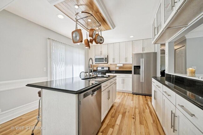 Building Photo - 4 bedroom in Naperville IL 60563