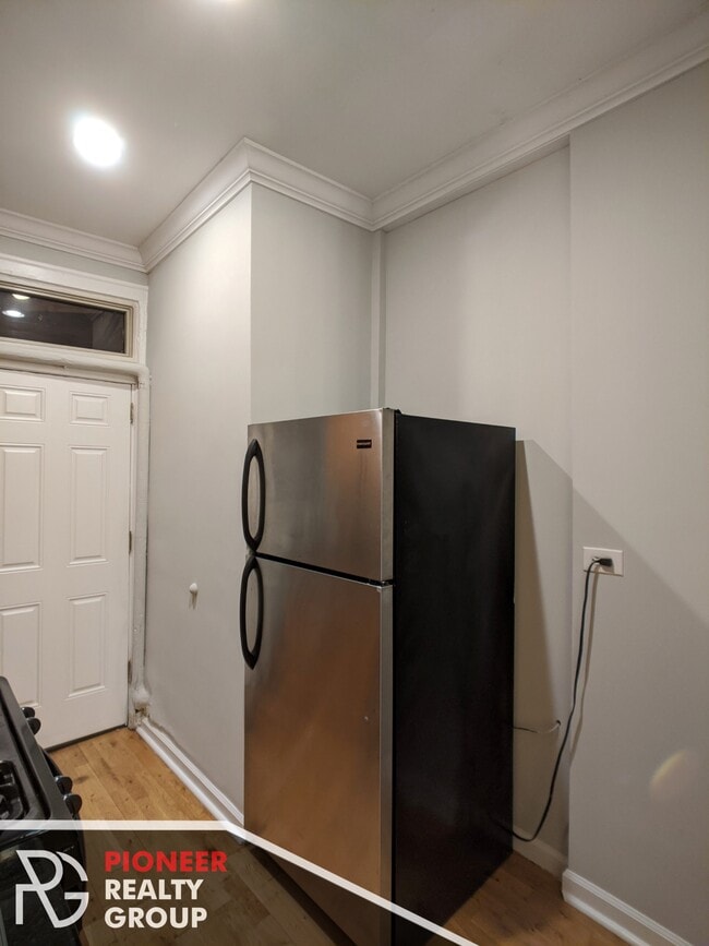 Building Photo - 542 W Surf St