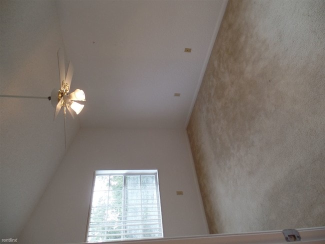 Building Photo - 1 br, 1 bath Condo - Sun Vista Gardens Unren