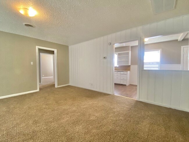 Building Photo - 3 bedroom 2 bath within walking distance o...