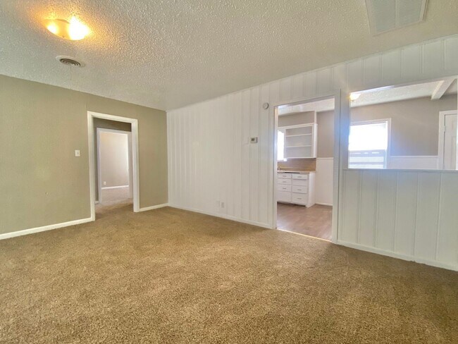 Foto del edificio - 3 bedroom 2 bath within walking distance o...