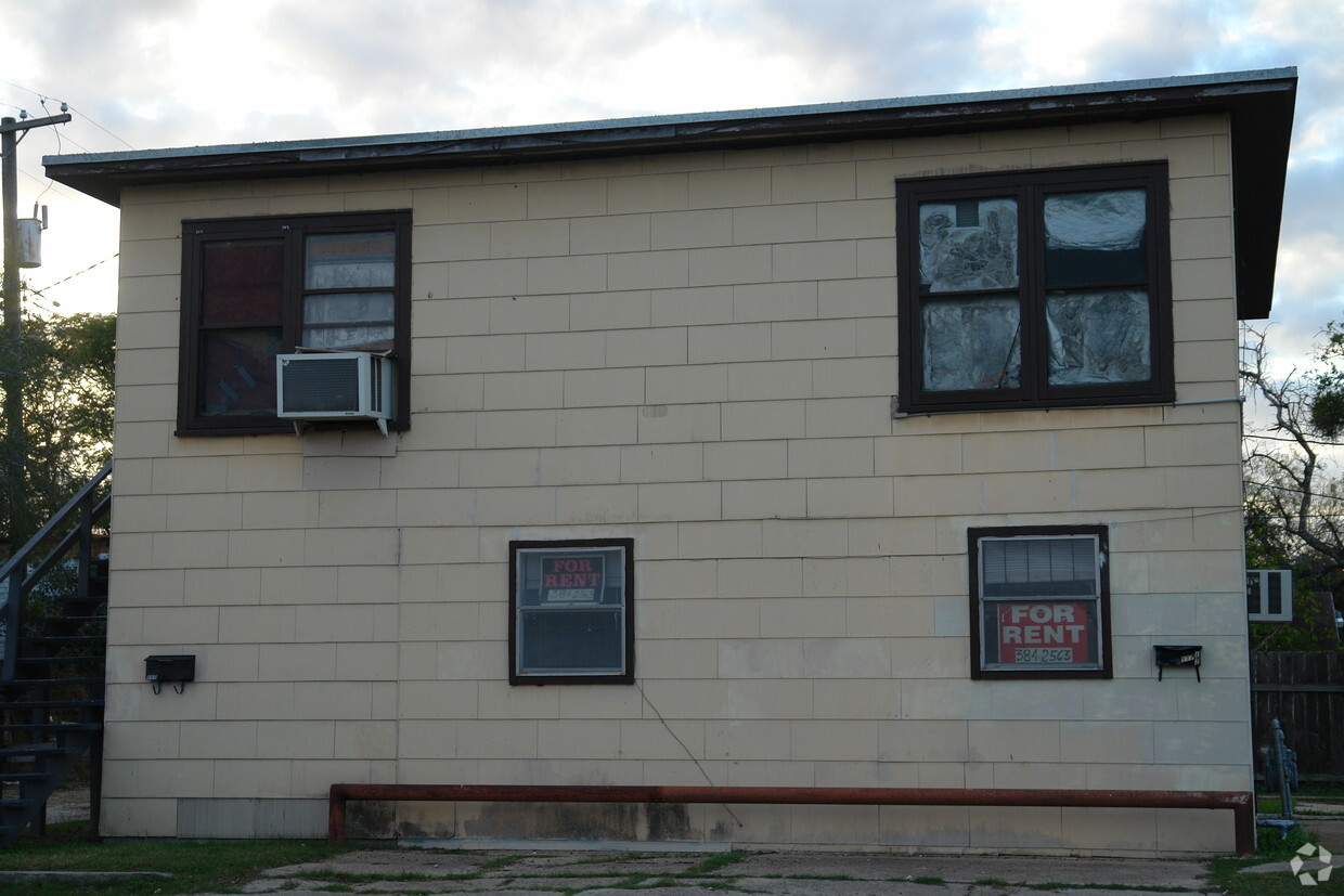 Primary Photo - 117 N Armstrong Ave