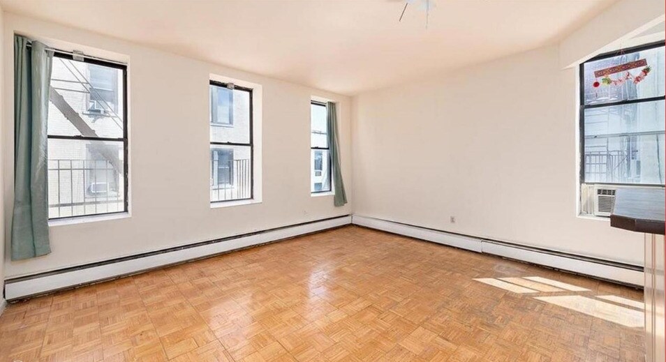 Foto principal - 182 E 2nd St