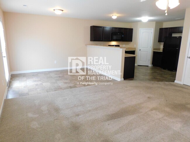 Foto del edificio - Pre-Market Newer 4 Bedroom / 2 Car Garage ...