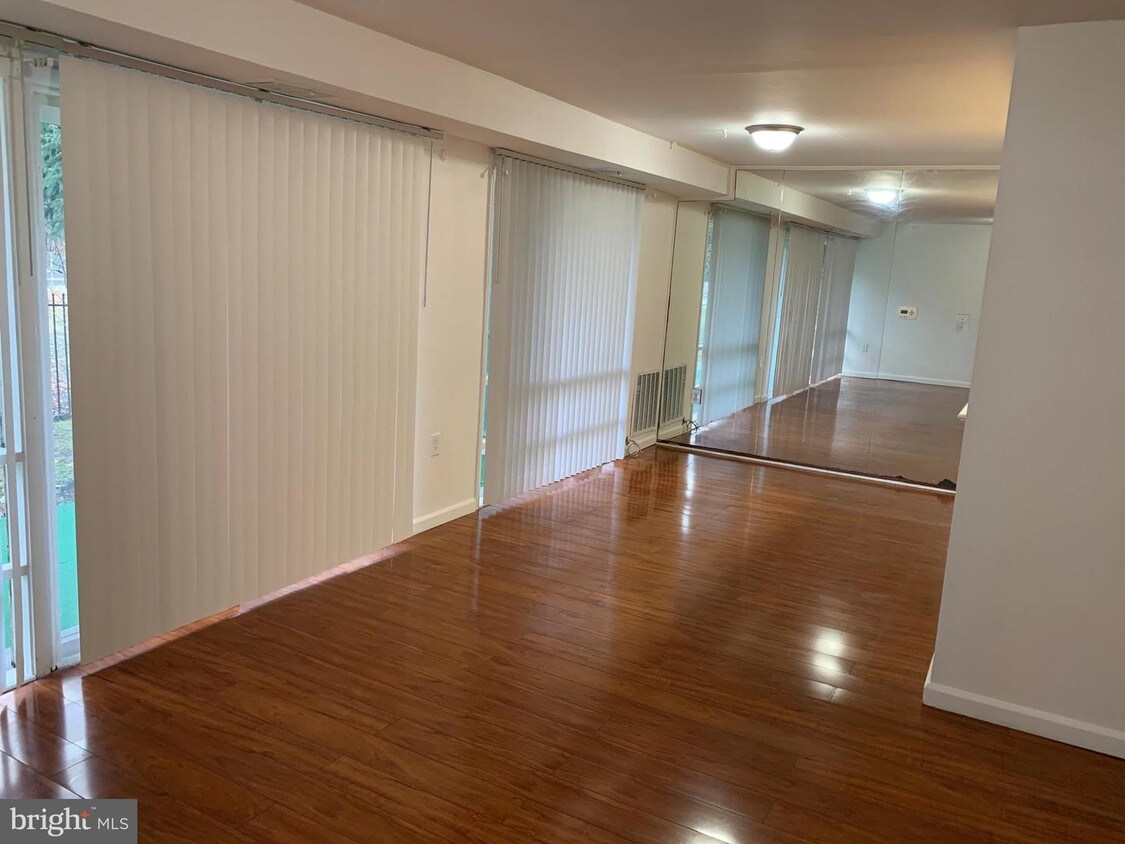 Foto principal - 9270 Adelphi Rd