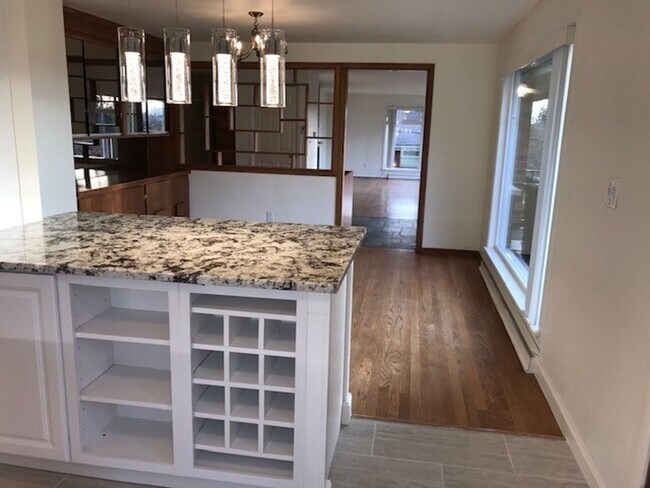 Foto del edificio - Pre-leasing-Beautiful Bryant Large Remodel...