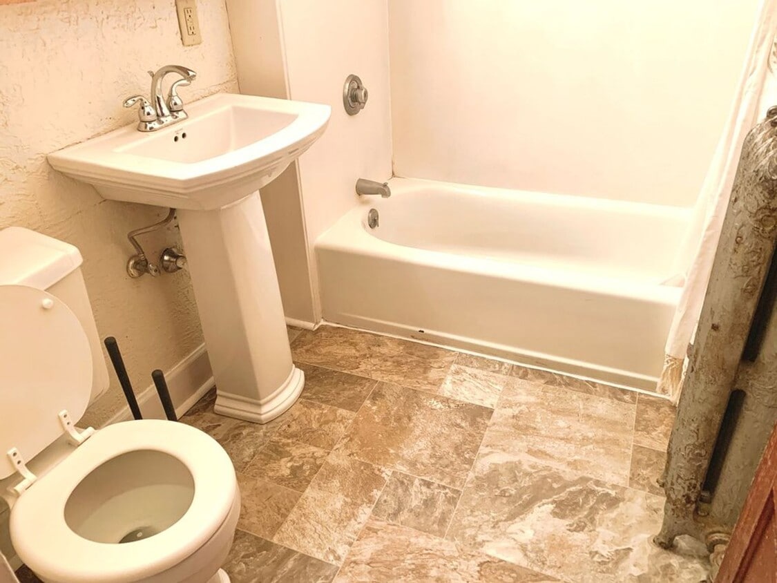 Building Photo - Lindholm Properties - 508-510-508 1/2 S. M...