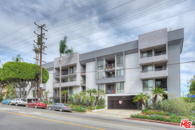 Foto del edificio - 906 N Doheny Dr