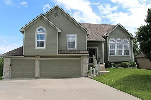 Foto principal - 4 Bed 3 Bath In Lee's Summit!! Available 3...