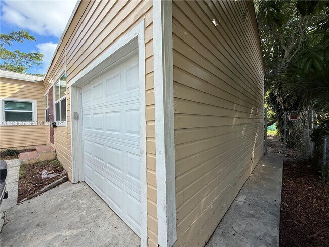 Building Photo - 816 5th St