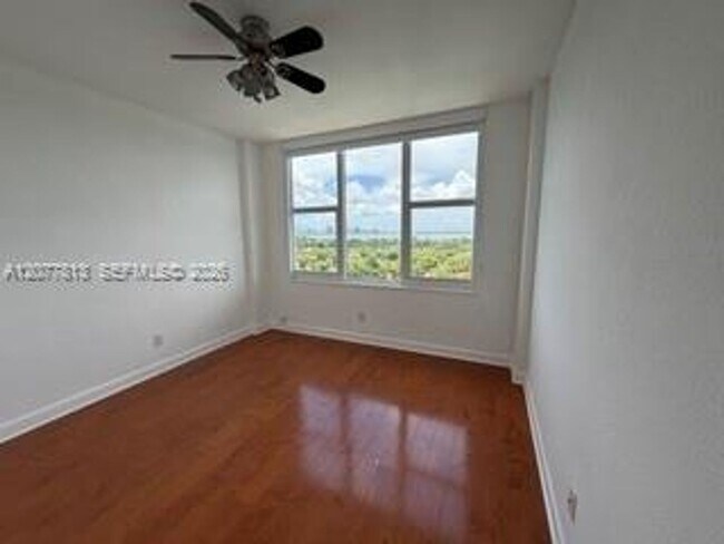 Foto del edificio - 5600 Collins Ave