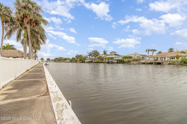 Foto del edificio - 250 N Banana River Dr