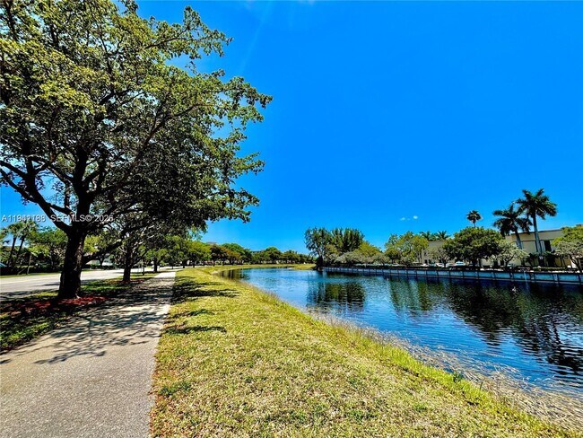 Foto del edificio - 3351 S Palm Aire Dr