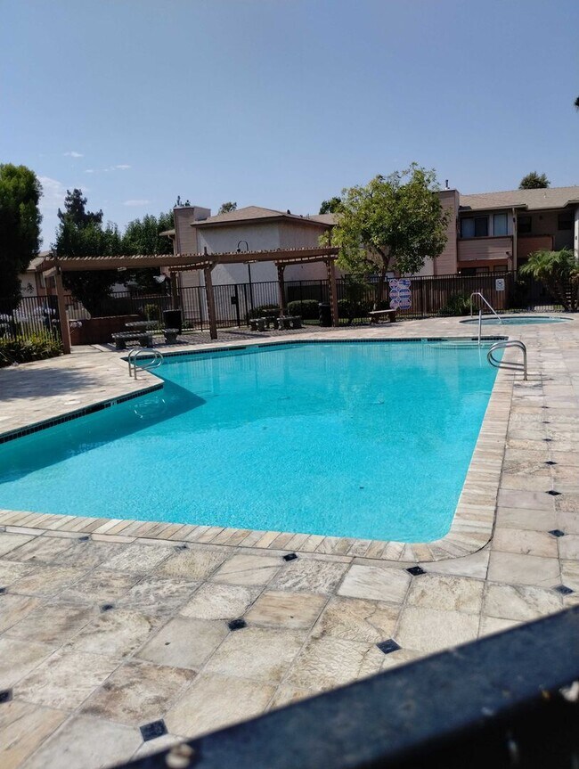 Foto del edificio - 2 Bedroom 1 Bathroom Condo Down Stairs Unit