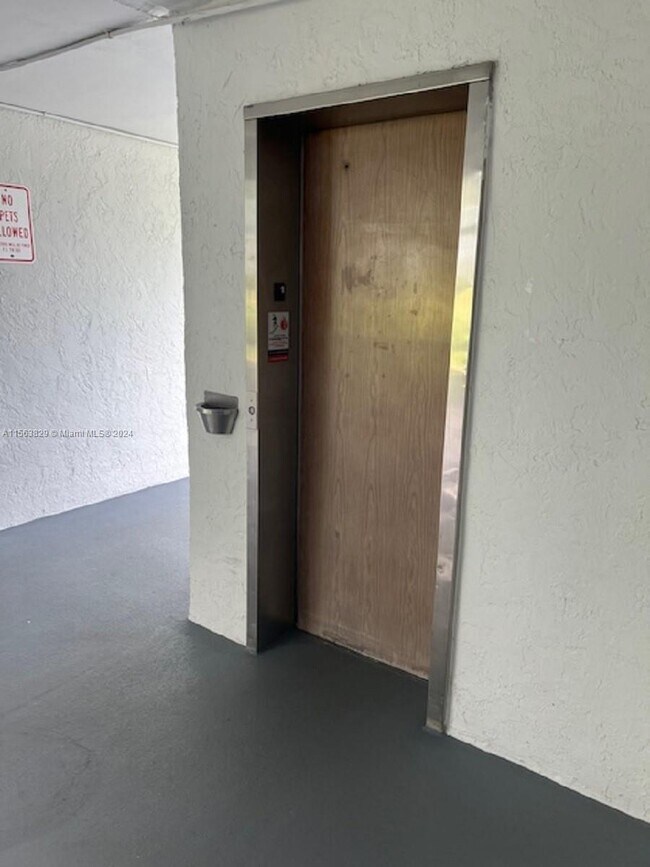 Foto del edificio - 8331 Sands Point Blvd