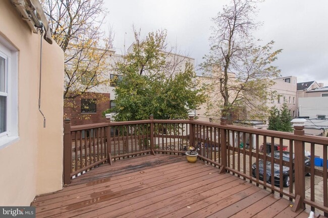 Building Photo - 515 W Girard Ave