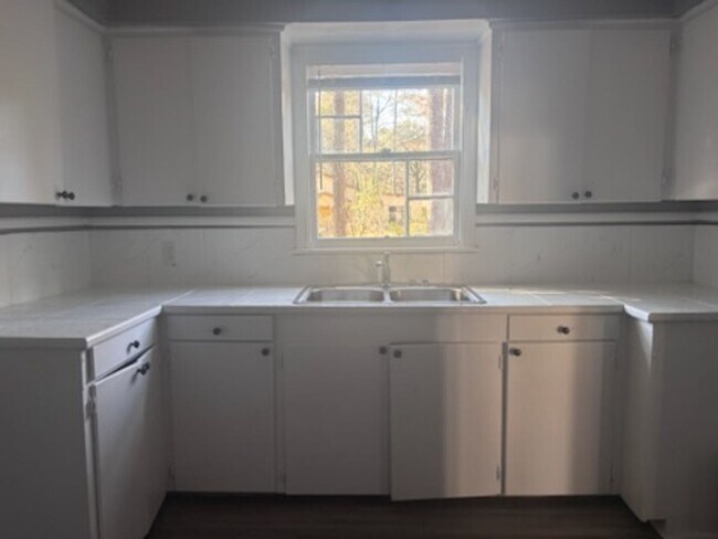 Foto del edificio - 2121 Oakhurst Dr