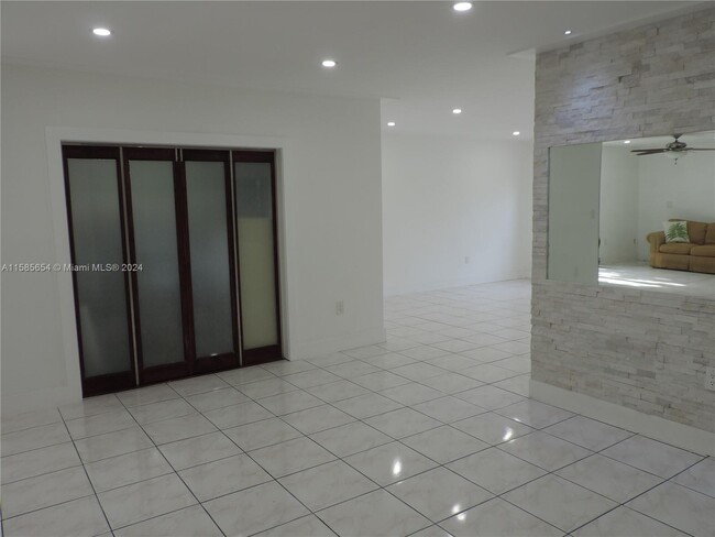 Building Photo - 6230 SW 38th St