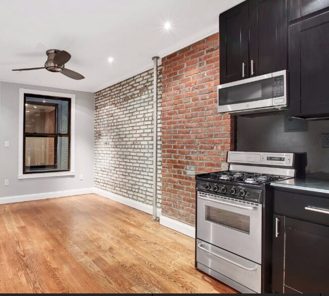 Foto del edificio - 317 E 10th St