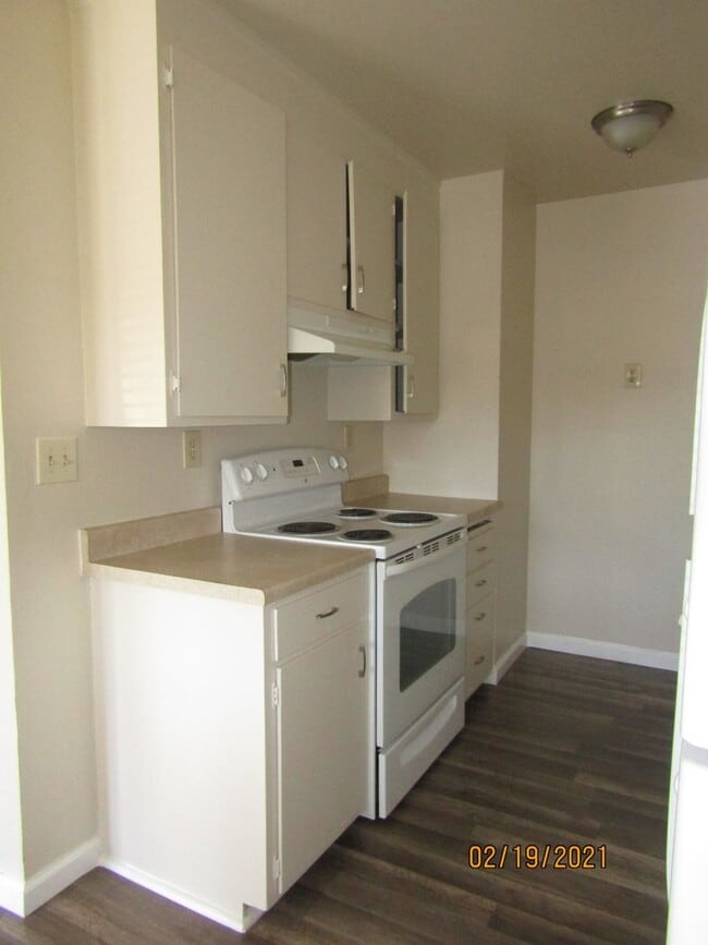 Building Photo - Cozy Updated One Bed One Bath Apartment Ne...