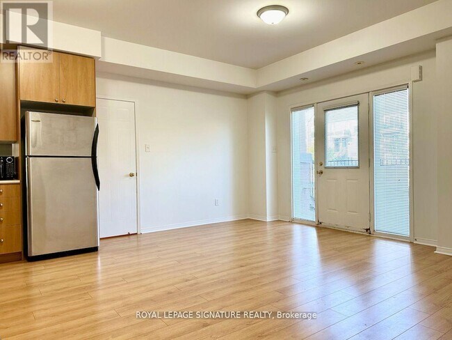 Photo du bâtiment - 3088 Eglinton Ave W