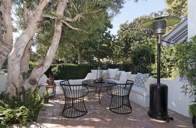 Outdoor Eating Front Yard - 517 Euclid St