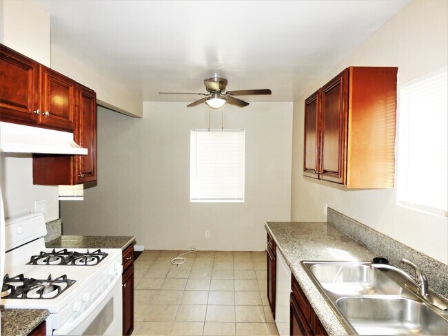 Building Photo - 1432 Plaza del Amo
