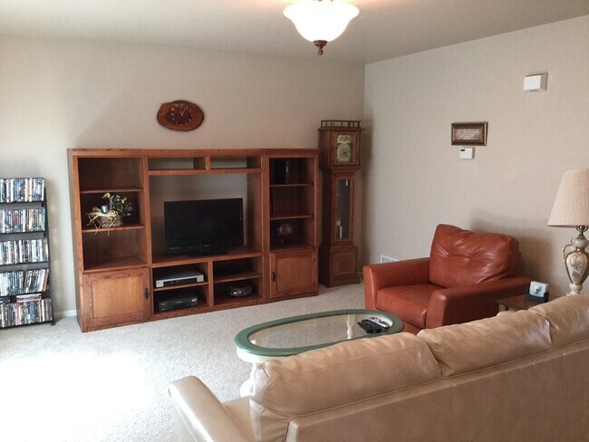 Building Photo - Beautiful 3 Bedroom 3 Bath Home in the War...
