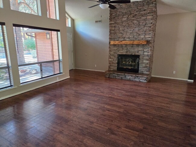 Building Photo - Move-In Ready! Bright & Airy 3-Bedroom Hom...