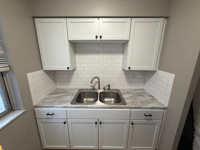 Foto del edificio - 2275 Warren Rd