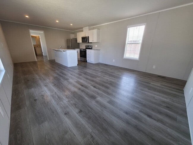 Building Photo - 1404 W Commodore Blvd