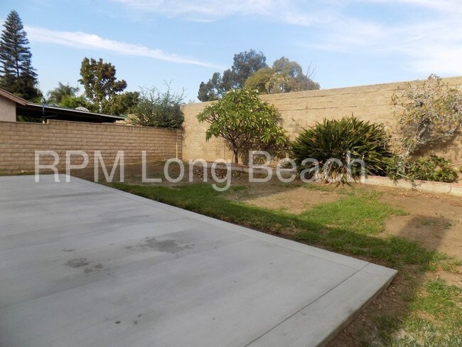 Building Photo - 5495 E Village Dr
