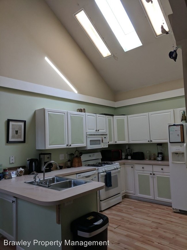 Building Photo - 2 br, 2 bath House - 441 W. Somersbe Pl