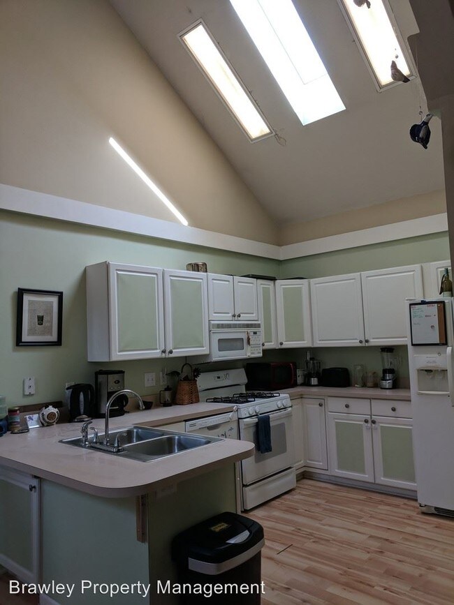 Foto del edificio - 2 br, 2 bath House - 441 W. Somersbe Pl