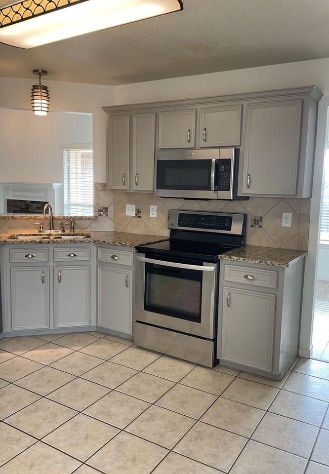 Foto del edificio - PRICE REDUCTION & AVAILABLE NOW!