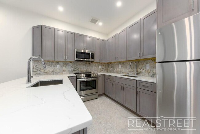 Foto del edificio - Stunning Brand New 3 Bed 2 Bath in Crown Heights Brownstone!
