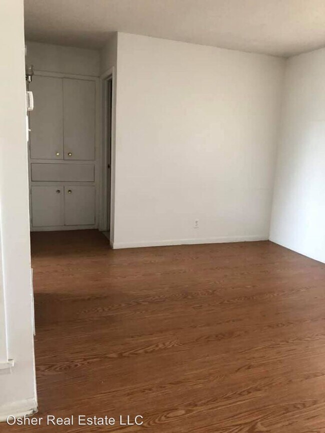Foto del edificio - 106 E 3rd St