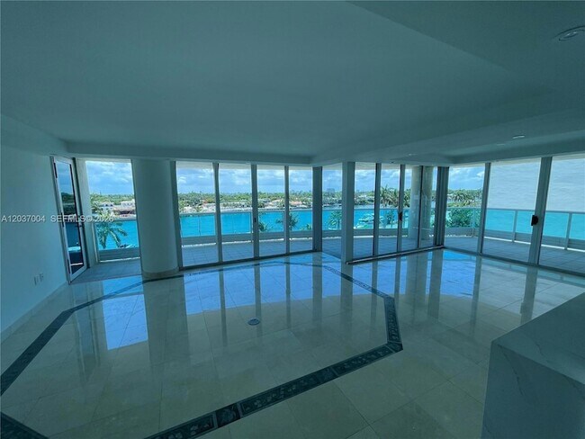 Foto del edificio - 5025 Collins Ave