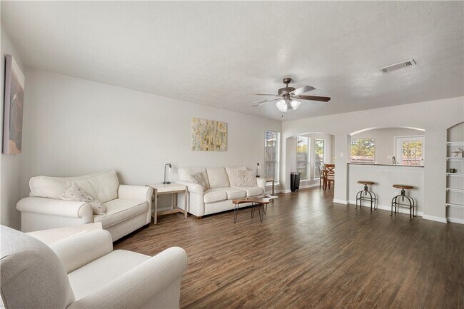 Building Photo - 2919 McLaren Dr