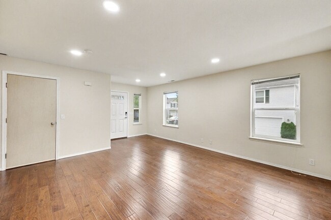 Photo - 4 bed 2.5 bath available now in Bothell House