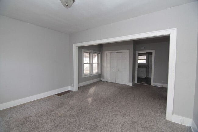 Building Photo - 2 Bedroom & Large Car Garage in Moline for...