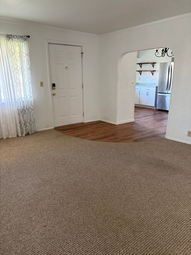 Foto del edificio - Newly Remodeled Two Bedroom with Sun Room!