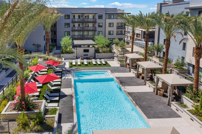 Resort Style Pool and Spa - Seventyone15 McDowell