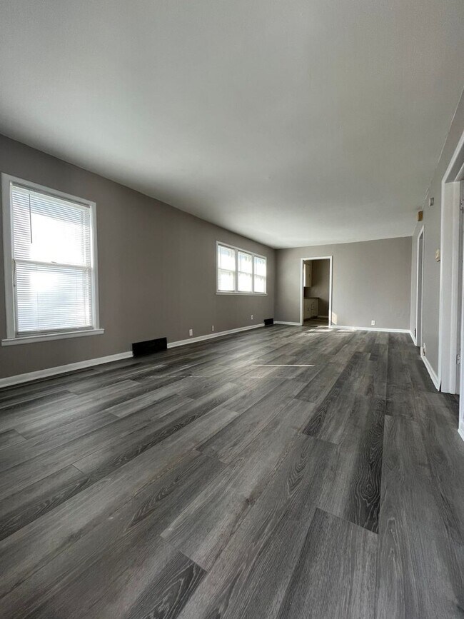 Building Photo - 3-bedroom, 1 bathroom home located near Ci...
