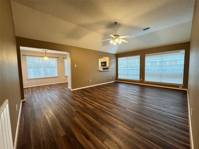 Foto del edificio - 4006 Hunnington Dr